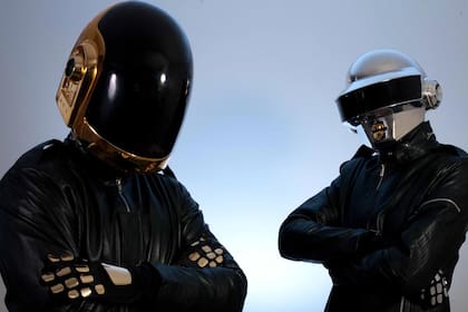 Daft Punk es uno de los artistas dance más imitados. También hay un DJ que rinde homenaje a Calvin Harris y un grupo de argentinos que se presentan con la cabeza de ratón de Deadmau5