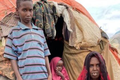 Dahir, de 11 años, con su pequeña hermana y su madre. Su hermano Salat, de 10 años, murió de hambre.