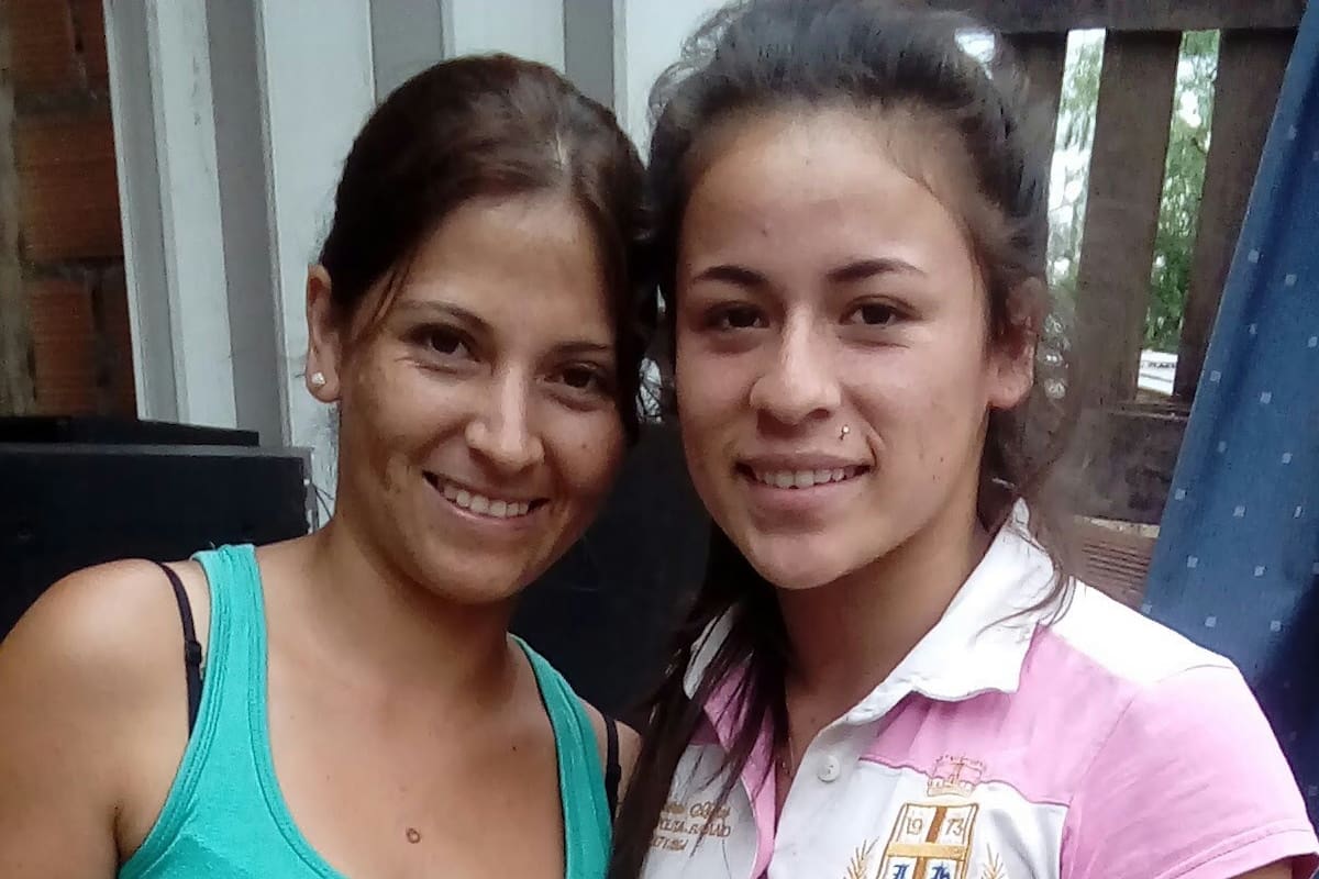 Daiana (a la derecha), junto con Eliana, una de sus hermanas