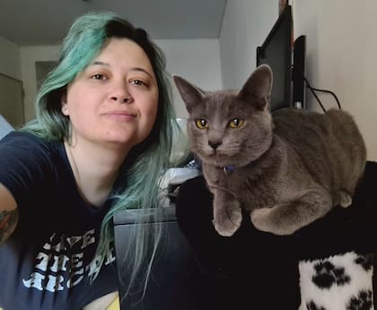 Daiana, voluntaria de Gatitos de Belgrano, tiene amplia experiencia en transitar gatos de diferentes edades y condiciones de salud.