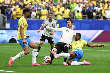 Daichi Kamada (camiseta 15), durante el encuentro que Japón jugó ante Brasil en el último Mundial