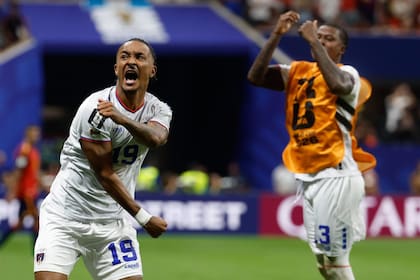 Dailon Livramento, de Cabo Verde (izquierda), y Sidny Lopes Cabral, también de Cabo Verde, celebran tras el partido de fútbol del Grupo H de la Copa Mundial entre España y Cabo Verde en Atlanta