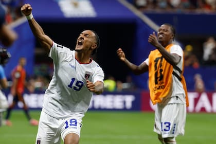 Dailon Livramento y Sidny Lopes Cabral, de Cabo Verde, festejan luego del heroico empate 0-0 con España en su debut en un Mundial