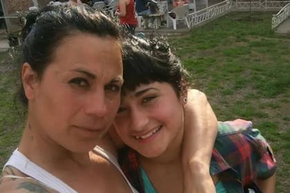 Daira de adolescente junto a su madre Sabrina, antes del horror; la joven y sus hermanos no solo enfrentaron un gran dolor, también problemas de depresión, adicciones e intentos de suicidio