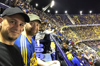 Daire comparte la pasión por el fútbol.