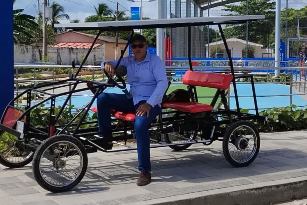 Dairo Polo en la plaza de Palmar de Varela (Colombia) con su carro solar (Foto: Cortesía Dairo Polo)