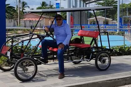 Dairo Polo en la plaza de Palmar de Varela (Colombia) con su carro solar (Foto: Cortesía Dairo Polo)