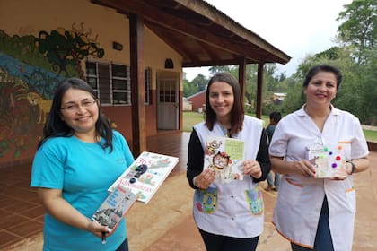 Daisy Aranda y docente de la escuela Paraje Alecrín Misiones