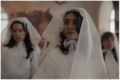 Daisy Edgar-Jones es la otra protagonista de la miniserie de Star + (Foto: Captura de video)