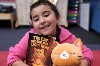 Tiene 7 años y se volvió la escritora latina más joven de California: “Desde chica es muy inteligente”