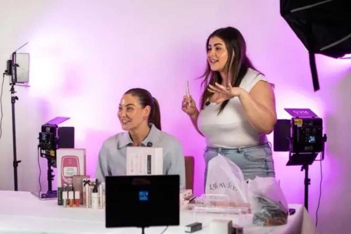 Daisy Kelly (izq.), fundadora de Glow For It, mostrando sus productos en directo en TikTok Shop UK