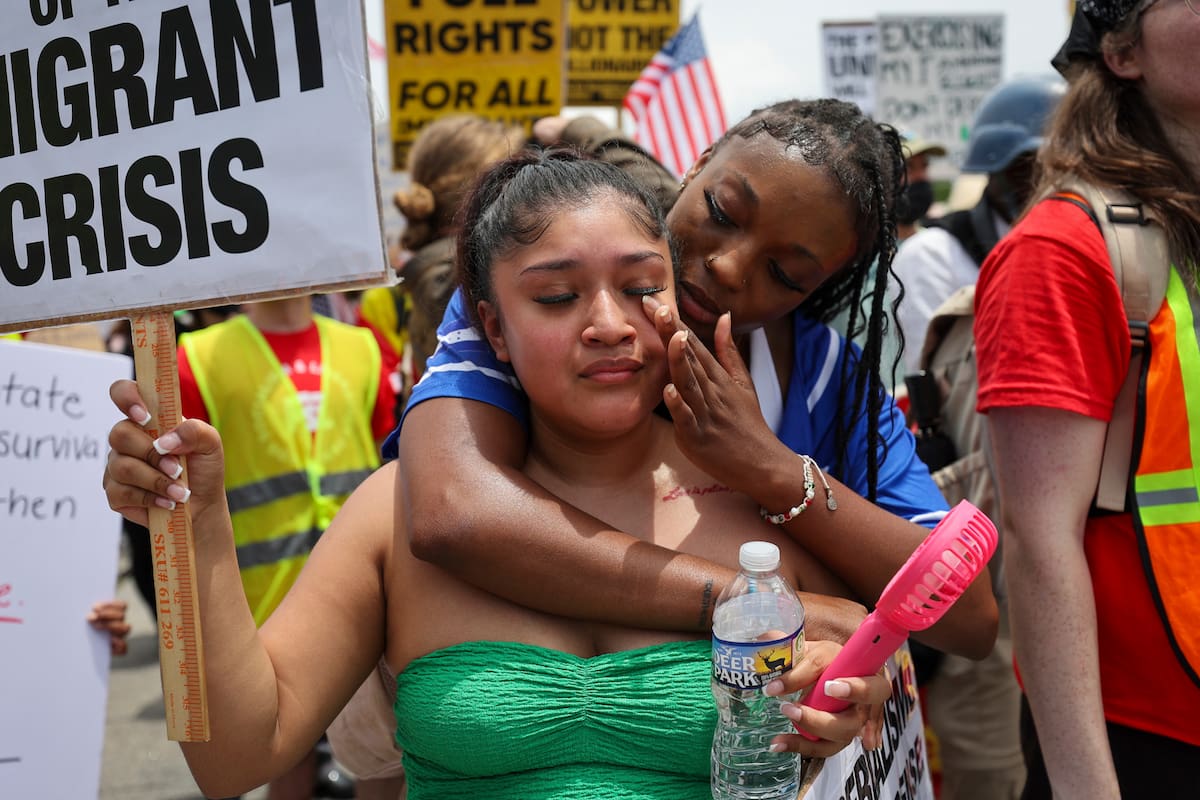 Daisy Morán, a la izquierda, y Constance Felton participan en una protesta contra las redadas del ICE y las detenciones para deportación