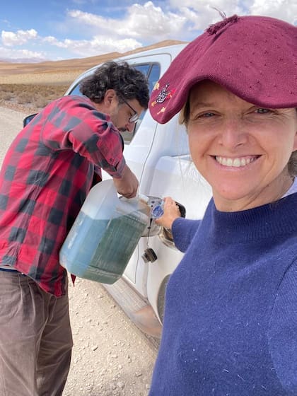 Daisy y su marido, Manuel, en sus viajes por Argentina en búsqueda de tejedores