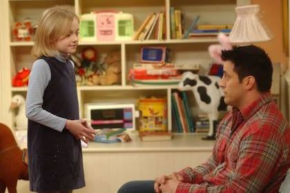 Dakota Fanning junto a Matt LeBlanc en un capítulo de la última temporada de Friends