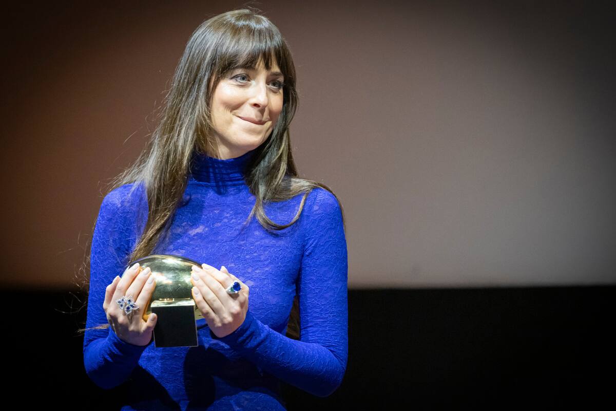 Dakota Johnson deslumbró en el Festival de Cine de Zurich, donde además recibió un premio