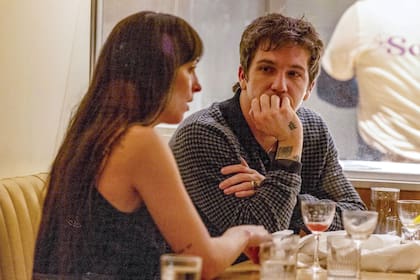 Dakota Johnson fue vista disfrutando de una cena relajada en Los Ángeles con el cantante Role Model