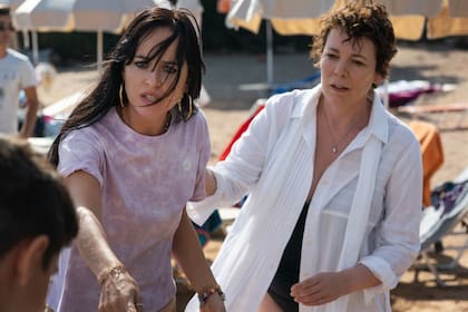 Dakota Johnson y Olivia Colman en La hija oscura, título que aspira a convertirse en un gran éxito de Netflix.