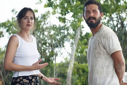 Dakota Johnson y Shia LaBeouf en The Peanut Butter Falcon