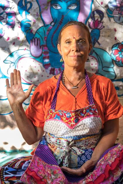 Daksha delante de uno de los murales pintados en las paredes de su restaurante de Tigre.