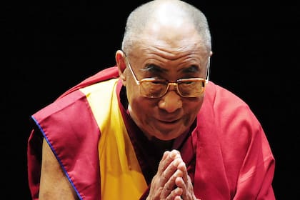 El Dalái Lama hace una reverencia ante el público mientras se prepara para hablar en una ceremonia de premiación en Washington, D.C