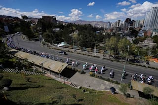 "Dale paso a la vida, no más bloqueos": médicos marchan en Bolivia para exigir salida ante protestas