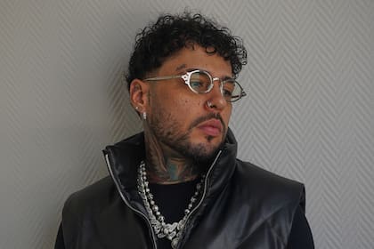 Dalex se deja sentir la sensualidad en “Red Room”