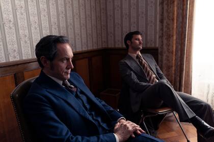 Dalgliesh_y el sargento Masterson (Jeremy Irvine) forman un peculiar dupla para la investigación del crimen de una estudiante de enfermería.