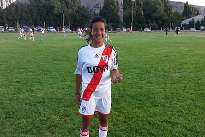 Dalila con la camiseta de River, el club donde, dice, aprendió a jugar "el fútbol de 11".