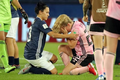 Dalila Stábile consuela a una de las jugadoras escocesas, que quedaron eliminadas