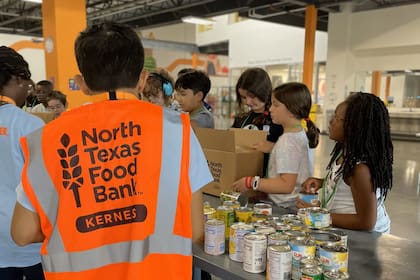 Dallas College realiza junto con NTFB el servicio de entrega de comidas gratis en Texas por orden de llegada, pero es necesario acercarse en un vehículo