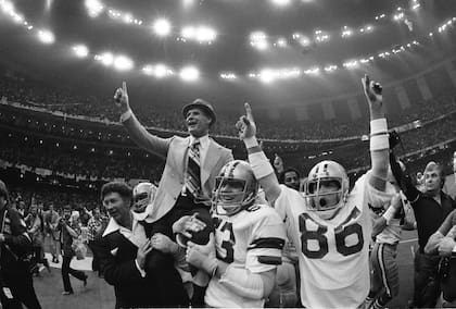 Dion Rich cargando al entrenador de los Cowboys, Tom Landry, en los festejos del Super Bowl XII en Nueva Orleans, Luisiana, el 15 de enero de 1978
