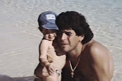 En la playa, Dalma jugando con su famosos papá