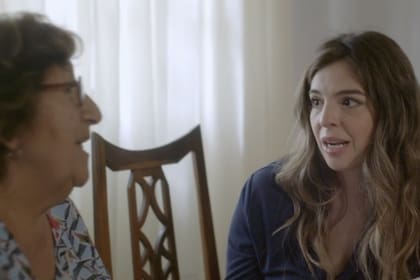 Dalma Maradona junto a la vecina que ayudó a Maradona a conquistar a Claudia