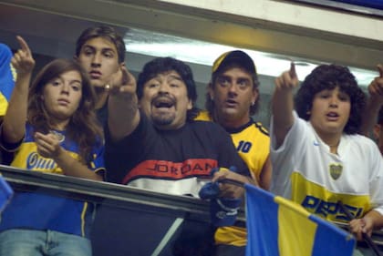 Dalma, Giannina, Claudia, Doña Tota, Don Diego, Lalo, su hijo Jorgito, Jana, Charly García, Luciano Pereyra: familia y famosos compartieron palco con el astro entre 1996 y 2016