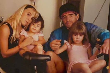Dalma Maradona subió un video inédito de su padre cantando junto a su hermana y Claudia Villafañe