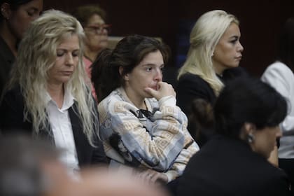 Dalma Maradona y Verónica Ojeda en la sala de audiencias