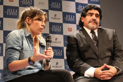 Dalma y Diego Maradona en 2012. Este viernes el astro cumplirá 60 años y los pasará aislado por haber estado en contacto con alguien que dio positivo de Covid-19