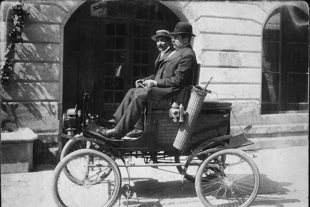 Dalmiro Varela Castex (en la foto, conduce) nació un 4 de mayo de 1863 y falleció el 21 de enero de 1935. Contagió su pasión por el automovilismo a miles de argentinos.