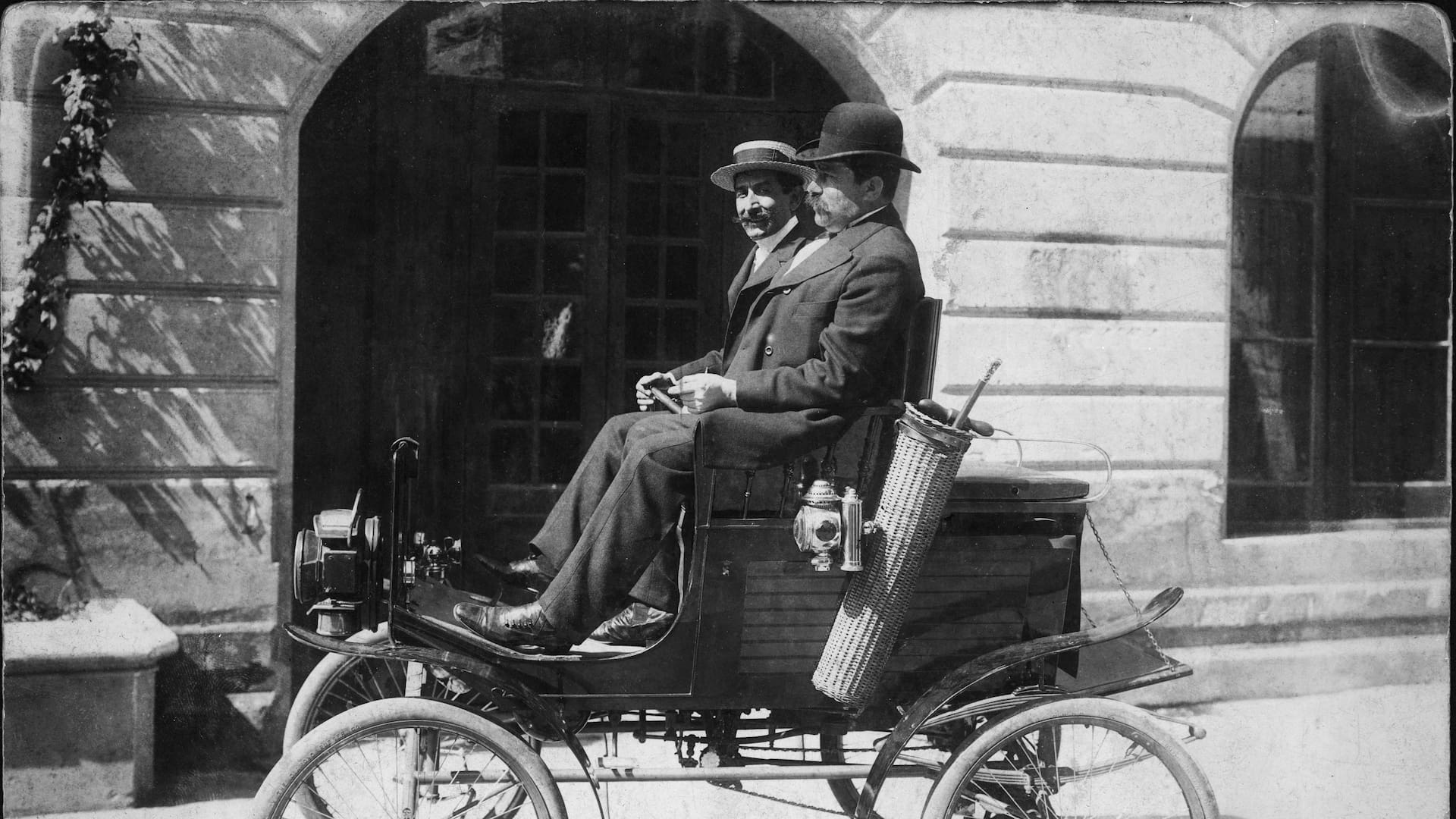 Dalmiro Varela Castex (en la foto, conduce) nació un 4 de mayo de 1863 y falleció el 21 de enero de 1935. Contagió su pasión por el automovilismo a miles de argentinos.
