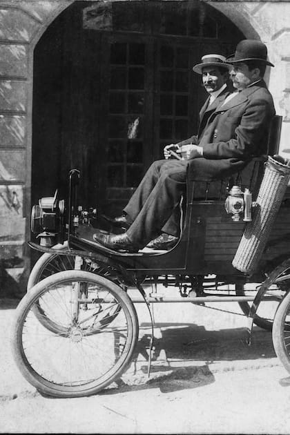 Dalmiro Varela Castex (en la foto, conduce) nació un 4 de mayo de 1863 y falleció el 21 de enero de 1935. Contagió su pasión por el automovilismo a miles de argentinos.