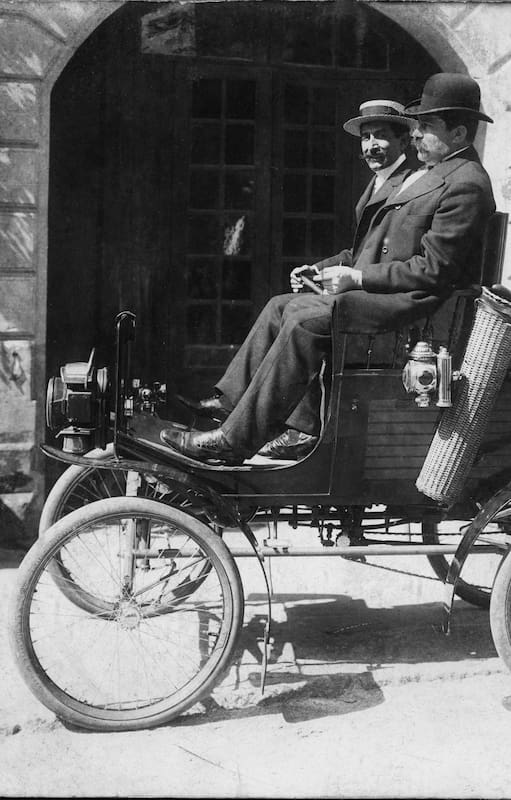Dalmiro Varela Castex (en la foto, conduce) nació un 4 de mayo de 1863 y falleció el 21 de enero de 1935. Contagió su pasión por el automovilismo a miles de argentinos.