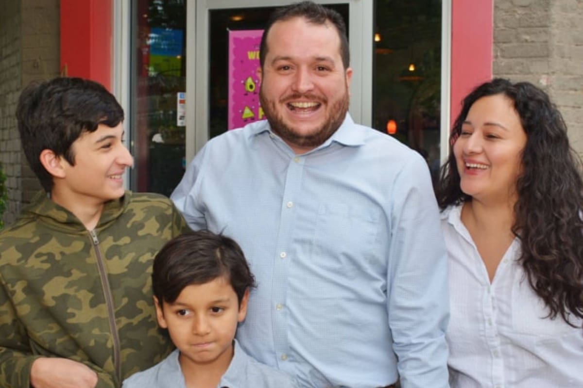 Dalton Espaillat, con su familia, en el aniversario de uno de sus locales
