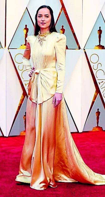 Dama antigua: Dakota Johnson, look fallido de Gucci