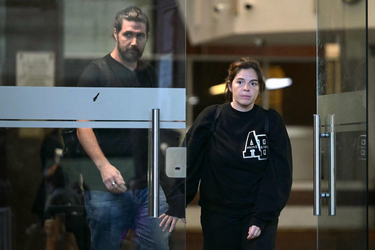 Damal Maradona y su esposo, Andrés Caldarelli, en los tribunales de San Isidro
