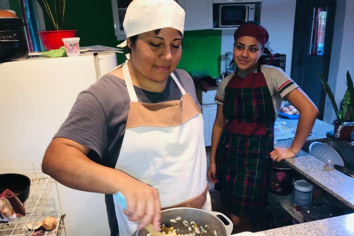 Damaris, de 27 años, y Selena, de 19, preparando viandas para su emprendimiento