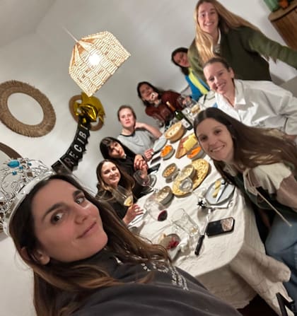 Damasia celebrando con sus amigas