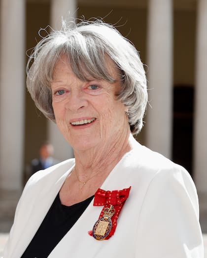 "Dame" Maggie Smith en Hampton Court en 2017, donde fue parte de la celebración del centenario de la Orden de los Compañeros de Honor, de la que fue uno de los 65 integrantes, elegidos por la reina Isabel II por sus contribuciones al arte, la ciencia y la política