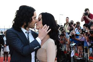 Dame un besito, mi amor, le dice Russell Brand a Katy Perry en la premiere de Arthur