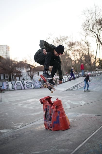 Damián (19). Es de: Villa Crespo. ¿Qué es lo que más te gusta de practicar skate? “Aprendo mucho, me encanta sacar pruebas nuevas y de los golpes se aprende también”.
