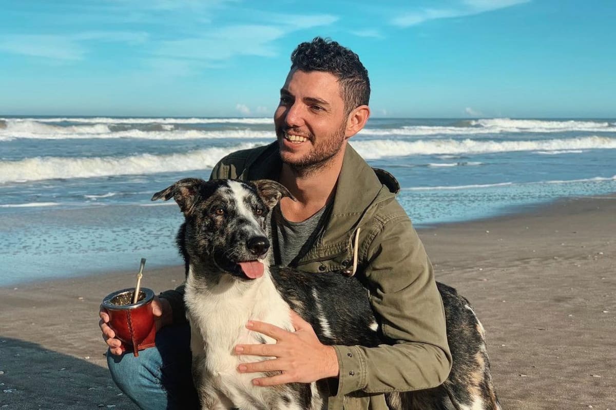 Damián Arabia junto a su perra, rescatada de la calle